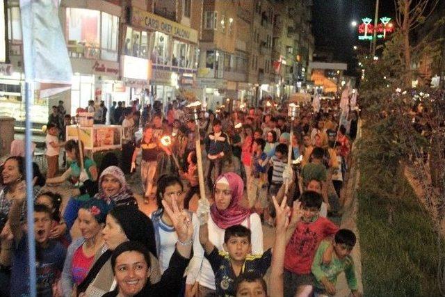 &Ouml;calan&rsquo;a Meşaleli Y&uuml;r&uuml;y&uuml;şle Destek Verdiler 1