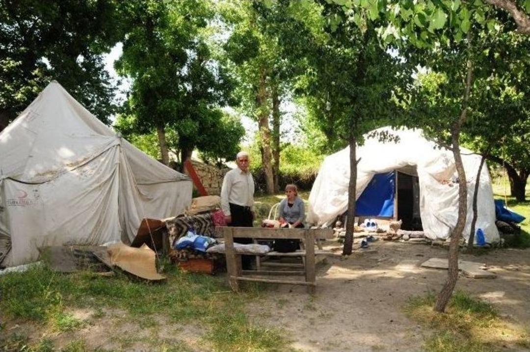 G&uuml;ler Ailesi Depremden Sonra 4 Yıldır &Ccedil;adırda Yaşamını S&uuml;rd&uuml;r&uuml;yor
