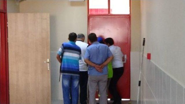 (&ouml;zel Haber) Okula Giren Sokak K&ouml;peğini &Ccedil;ıkarma Operasyonu 2