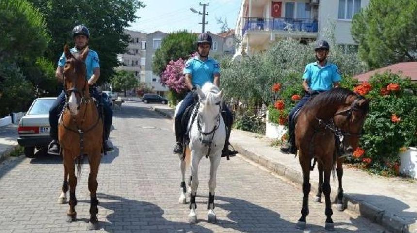 Ayvalık Plaj Ve Sokakları Atlı Timlere Emanet