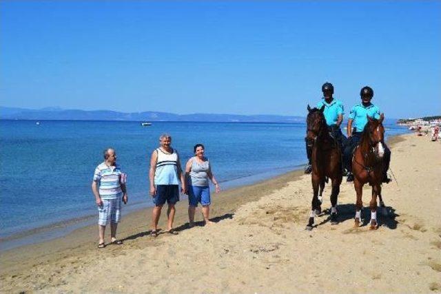 Ayvalık Plaj Ve Sokakları Atlı Timlere Emanet