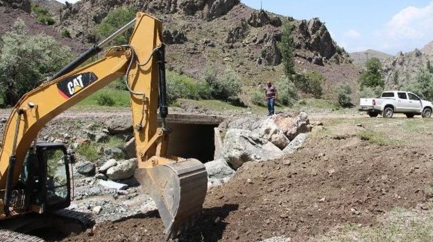 Oltu&rsquo;da Sel&rsquo;in Tahrip Ettiği K&ouml;pr&uuml;ler Yeniden Yapılıyor