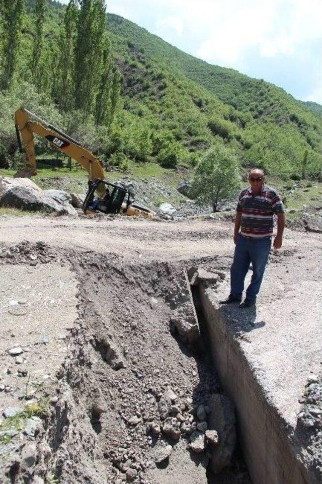 Oltu’da Sel’in Tahrip Ettiği Köprüler Yeniden Yapılıyor