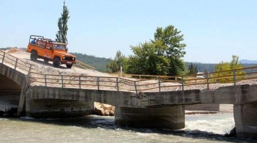 Yıkılma Tehlikesi Bulunan K&ouml;pr&uuml;de Cip Safari