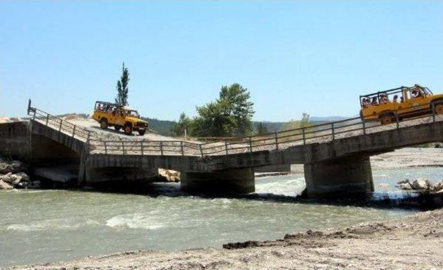 Yıkılma Tehlikesi Bulunan Köprüde Cip Safari