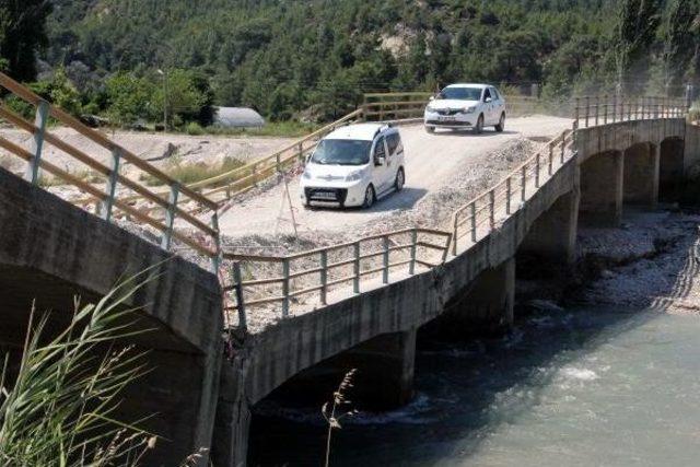 Yıkılma Tehlikesi Bulunan Köprüde Cip Safari