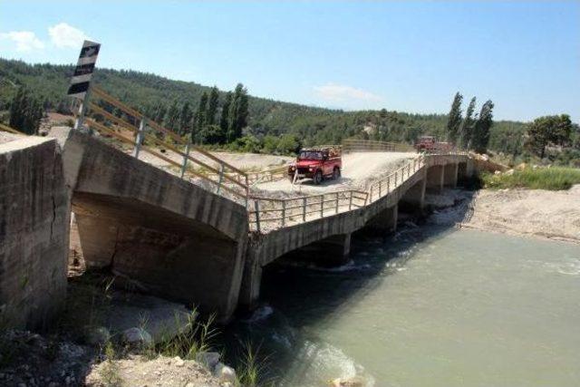 Yıkılma Tehlikesi Bulunan Köprüde Cip Safari