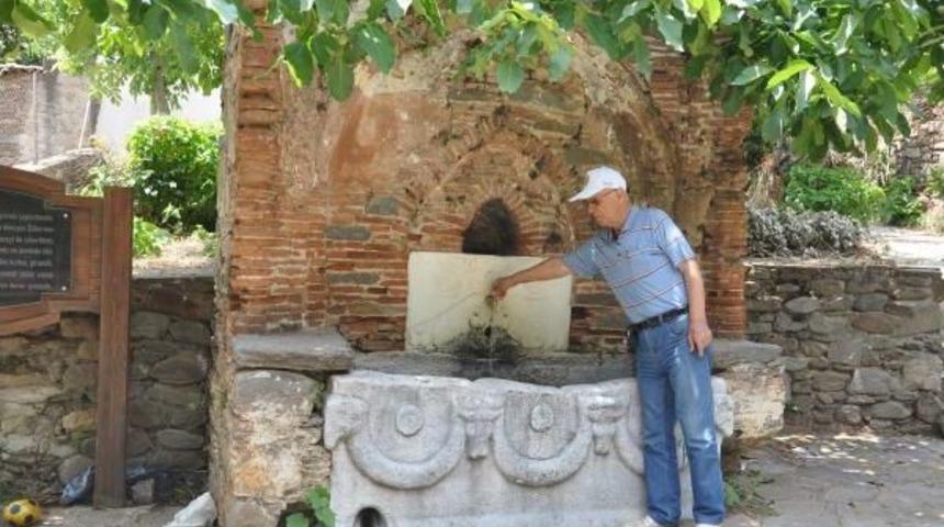 Tarihi Bı&ccedil;ak&ccedil;ı &Ccedil;eşmesi Restore Edilmeyi Bekliyor