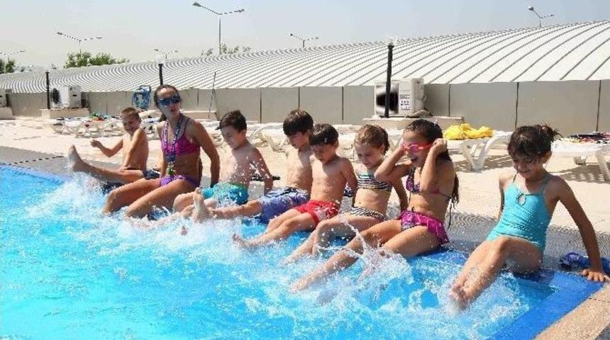 Bayraklı&rsquo;da Y&uuml;zme Havuzu Dolup Taşıyor