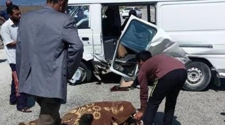 Kilis&rsquo;te Minib&uuml;sle Taksi &Ccedil;arpıştı: 1 &Ouml;l&uuml;, 1 Yaralı