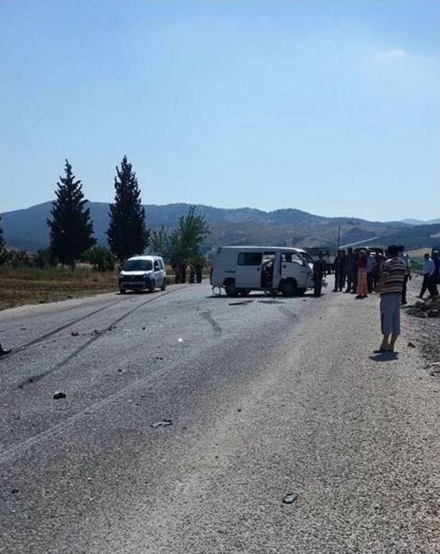 Kilis&rsquo;te Minib&uuml;sle Taksi &Ccedil;arpıştı: 1 &Ouml;l&uuml;, 1 Yaralı 2