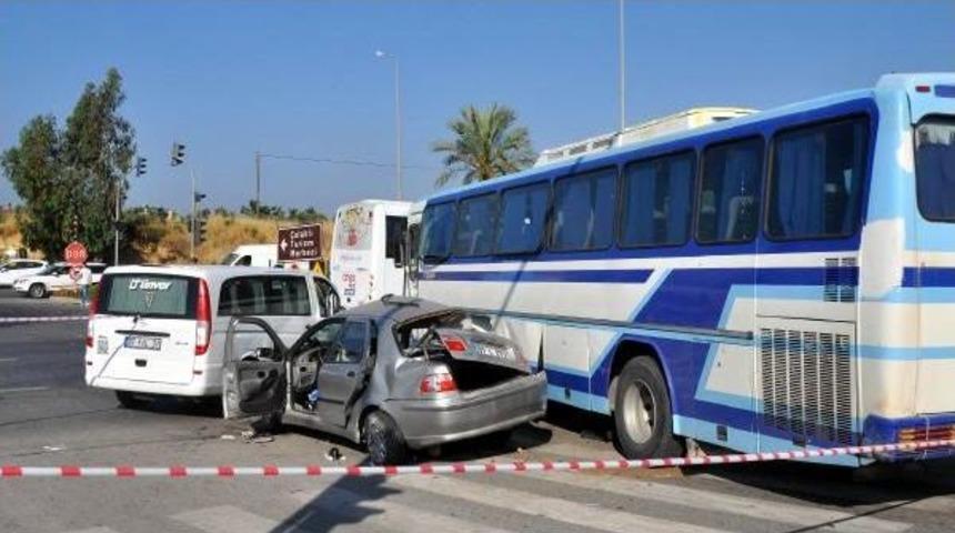 Antalya'da Zincirleme Kaza: 1 &Ouml;l&uuml;, 2 Yaralı