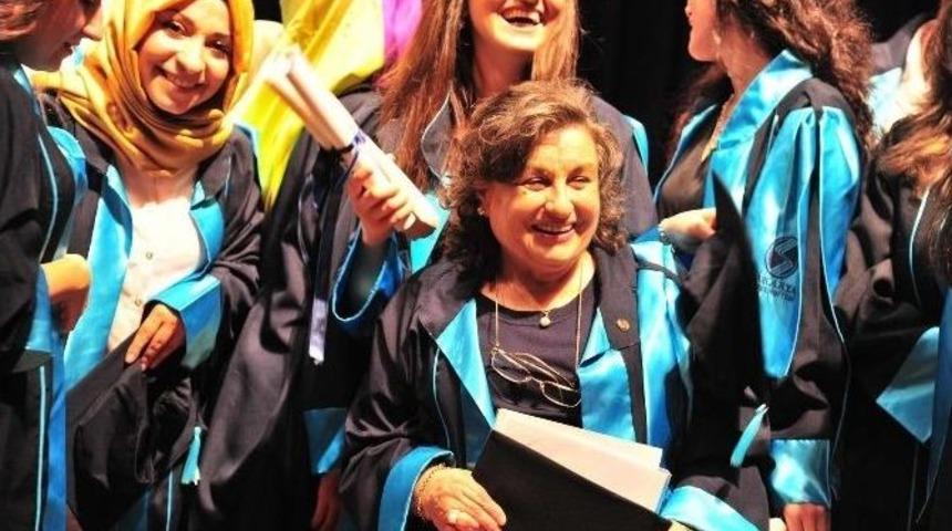 Emekli &Ouml;ğretmen 72 Yaşında Yeniden Mezun Oldu