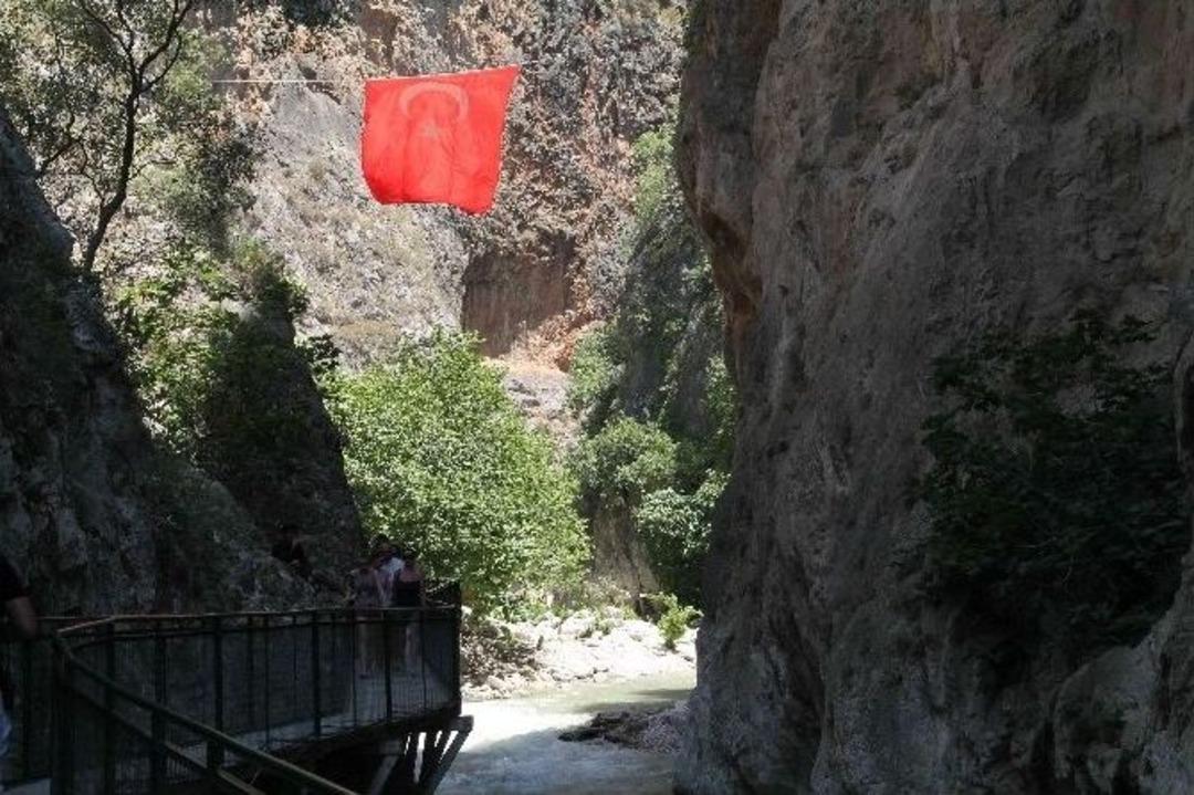 Saklıkent&rsquo;in Serin Suları Turistleri Ağırlıyor