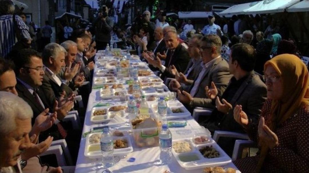 Vali Ali Fidan Ak&ccedil;akoca&rsquo;da Tarihi Yukarı Mahalle De İftarını A&ccedil;tı