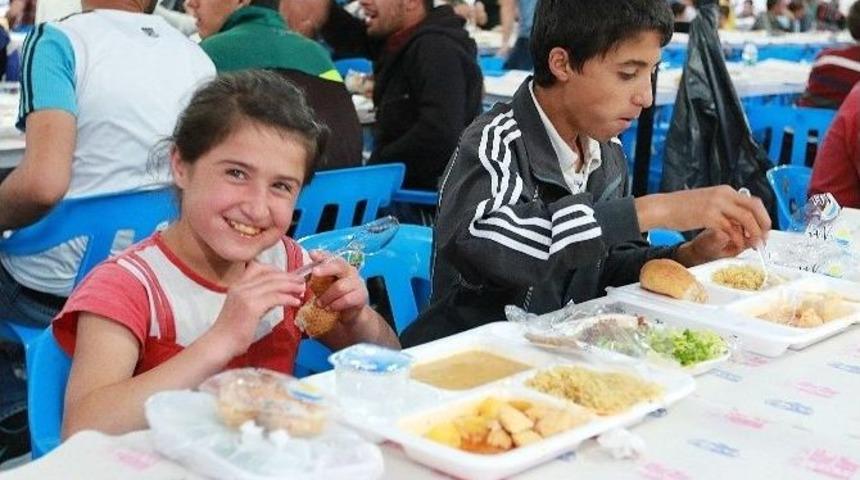 B&uuml;y&uuml;kşehir Belediyesi&rsquo;nin İftar &Ccedil;adırına Yoğun İlgi