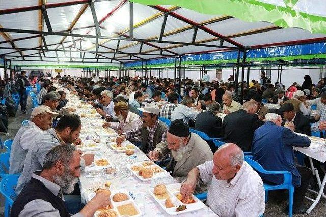 Büyükşehir Belediyesi’nin İftar Çadırına Yoğun İlgi