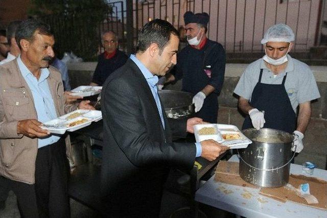 Büyükşehir Belediyesi’nin İftar Çadırına Yoğun İlgi