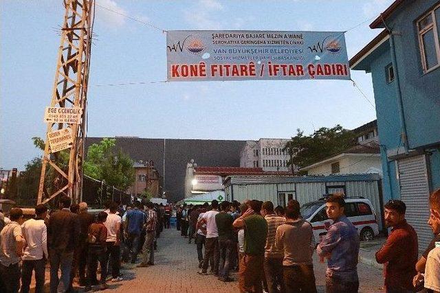 Büyükşehir Belediyesi’nin İftar Çadırına Yoğun İlgi