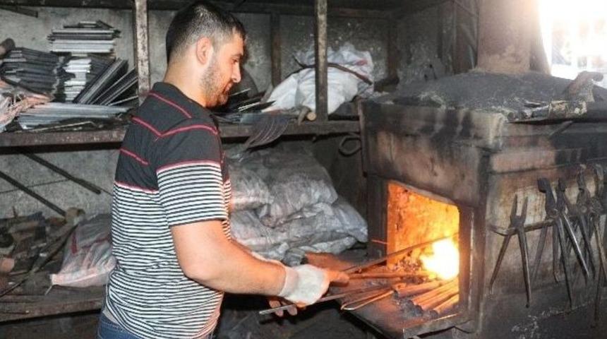 (&ouml;zel Haber) Fırıncı Ve Demir Ustaları 60 Derecede Oru&ccedil; Tutuyor