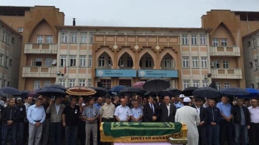 Hayatını Kaybeden &Ouml;ğretmen İ&ccedil;in Okulunda T&ouml;ren D&uuml;zenlendi