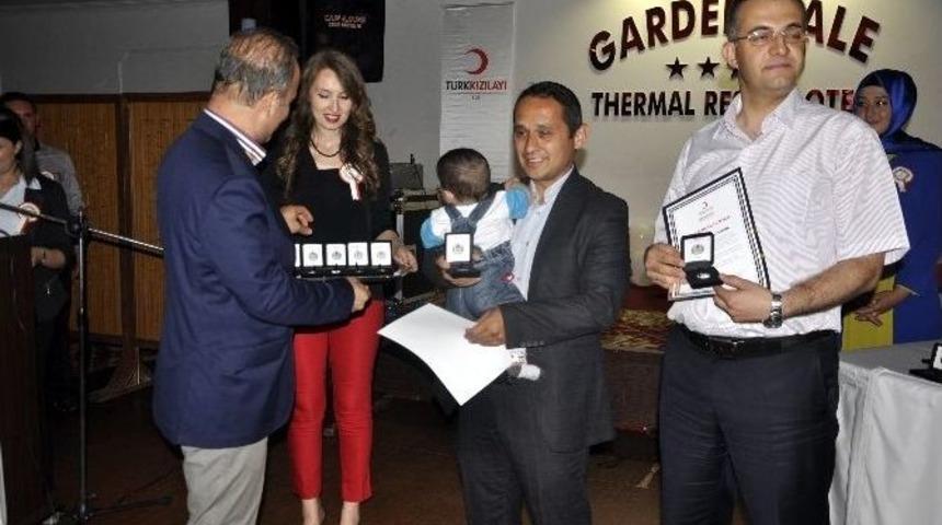 Kızılay&rsquo;dan 35 Defa Kan Bağışında Bulunan Vatandaşa Altın Madalya