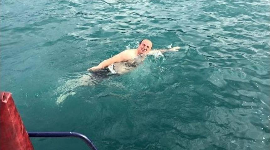 İnebolu&rsquo;da Başkan Denizde Y&uuml;zerek Sezonu A&ccedil;tı