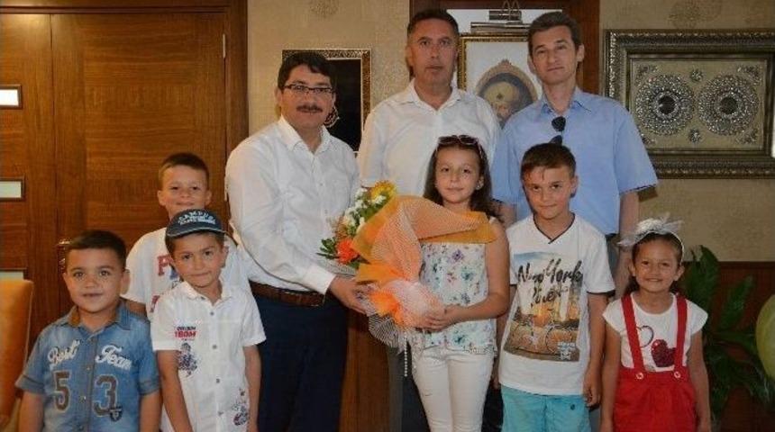 &Ouml;ğrencilerden Başkan &Ccedil;elik&rsquo;e Teşekk&uuml;r Ziyareti