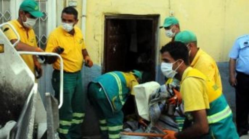 Akdeniz&rsquo;deki Bir Evden İki Kamyon &Ccedil;&ouml;p &Ccedil;ıktı