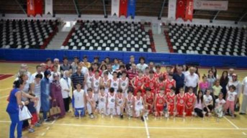 Basketbolda Şampiyonlar Kupalarını Aldı
