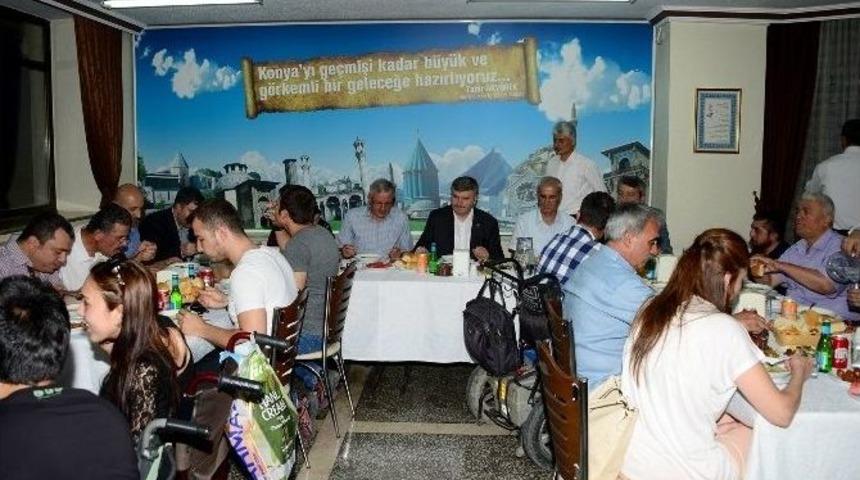 Başkan Aky&uuml;rek Engellilerle İftarda Buluştu