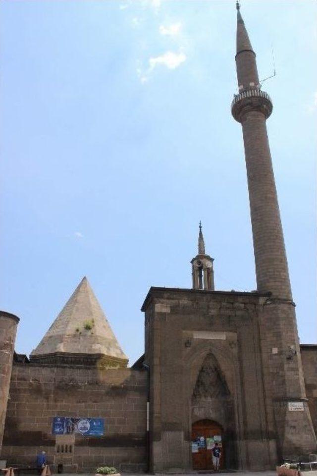 Tarihi Hunat Camii’ne Müftülük Çivisi