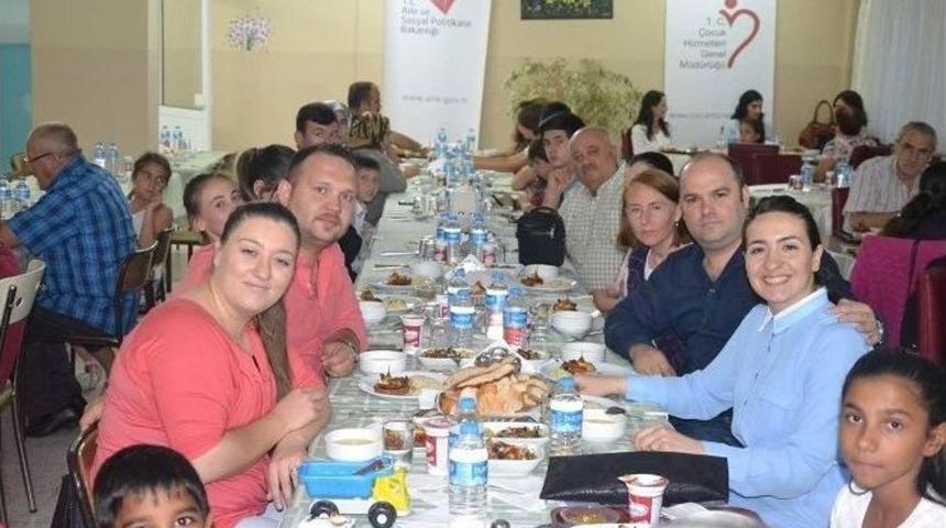 Koruyucu Aileler, İftar Yemeğinde Bir Araya Geldi
