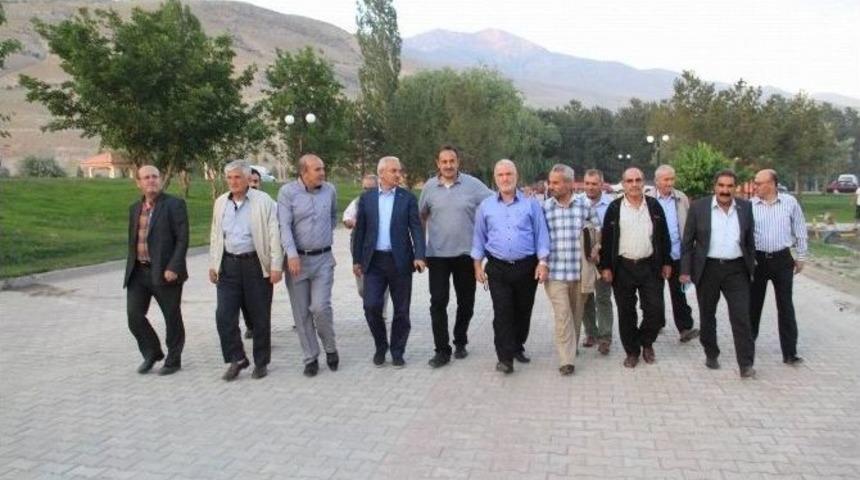 Muhtarlarla Belediye Başkanı İftarda Bir Araya Geldi