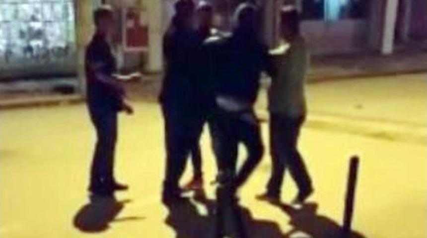 Para Meselesi Y&uuml;z&uuml;nden Tartışan Gen&ccedil;ler Birbirlerine Parke Taşları İle Saldırdı