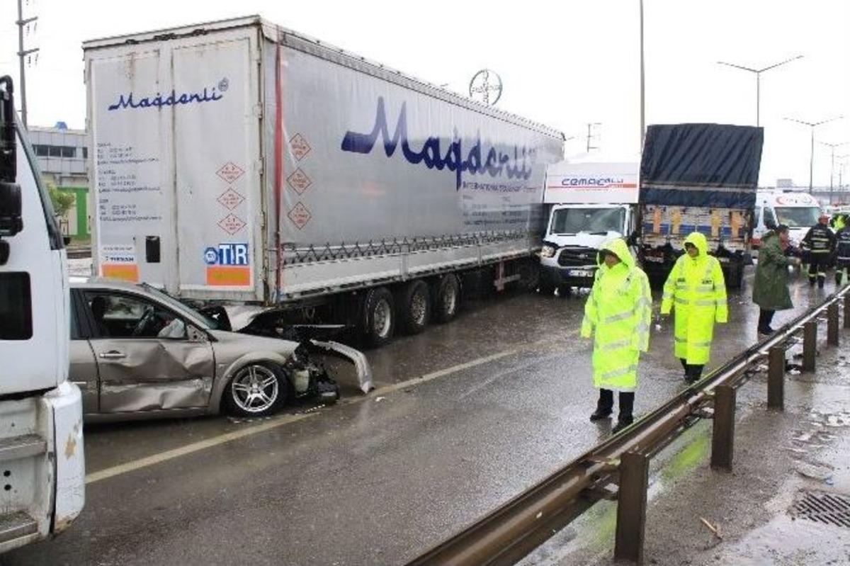 Sağanak Yağmur Zincirleme Kazaya Neden Oldu: 7 Yaralı