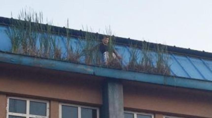 Topunu Almak İ&ccedil;in &Ccedil;ıktığı &Ccedil;atıda Mahsur Kaldı