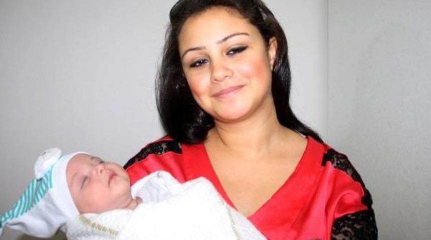 Delik Kalbiyle 2 &Ccedil;ocuk D&uuml;nyaya Getirdi