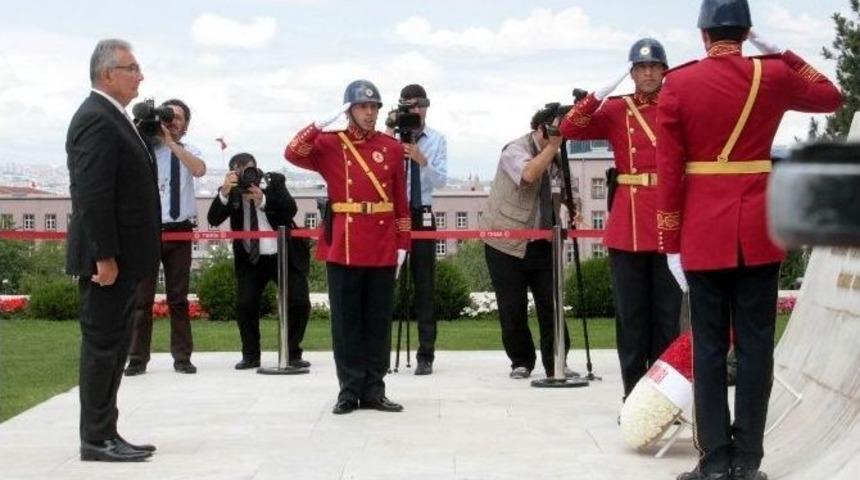 Baykal, Ge&ccedil;ici Meclis Başkanı Sıfatıyla Tbmm Atat&uuml;rk Anıtı&rsquo;na &Ccedil;elenk Bıraktı