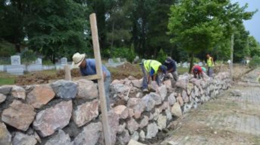 Uzuntarla Merkez Mezarlık Duvarları Yenileniyor