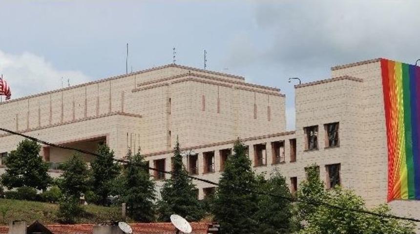 Abd Konsolosluğu&rsquo;na Dev Lgbt Bayrağı Asıldı