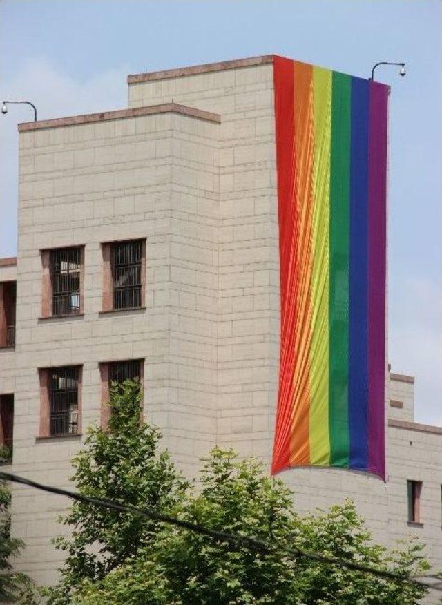 Abd Konsolosluğu’na Dev Lgbt Bayrağı Asıldı