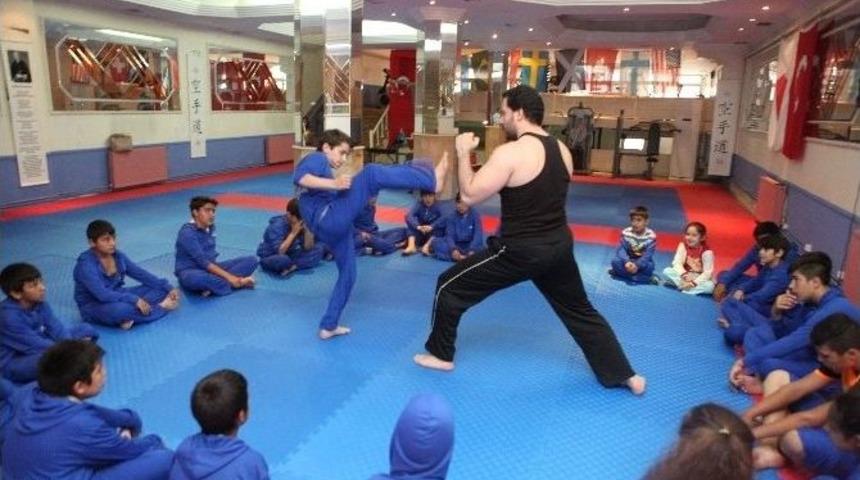 Şişli&rsquo;de Kuştepeli &Ccedil;ocuklar Karate İle Hayata Tutunuyor