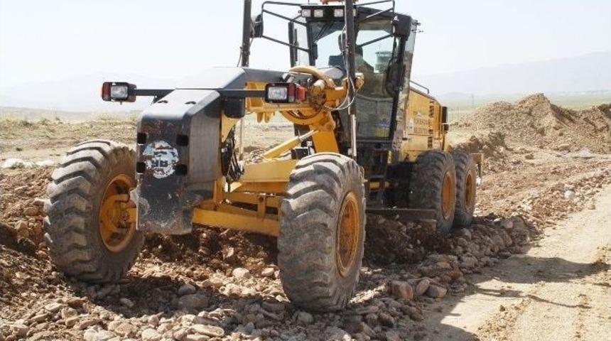 Y&uuml;ksekova Belediyesi&rsquo;nin Yol &Ccedil;alışmaları S&uuml;r&uuml;yor