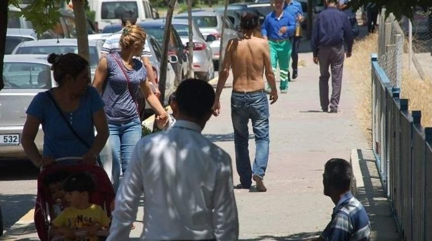 Yarı &Ccedil;ıplak Şahıs Ara Sokaklarda Kayıplara Karıştı