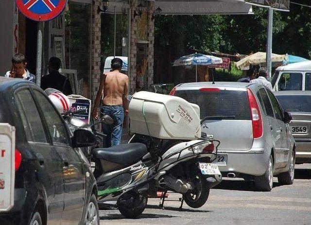 Yarı &Ccedil;ıplak Şahıs Ara Sokaklarda Kayıplara Karıştı 1