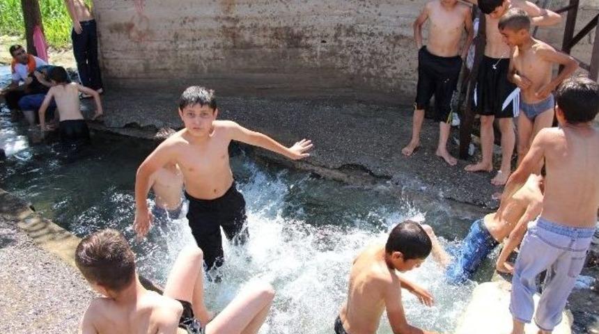 Sıcaktan Bunalan &Ccedil;ocuklar Su Kanalına Akın Etti