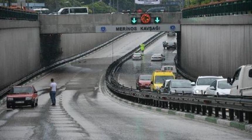 Bursa&rsquo;Da Sağanak Ulaşımı Aksattı