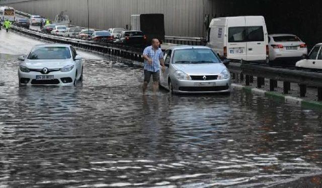 Bursa’Da Sağanak Ulaşımı Aksattı