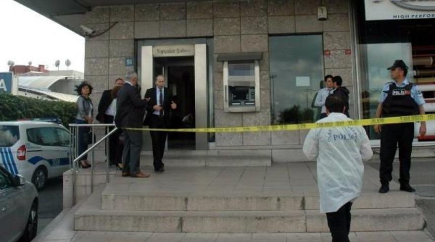 Kuru Sıkı Tabanca Ve Bomba S&uuml;s&uuml; Verilmiş D&uuml;zenekle Banka Soydu